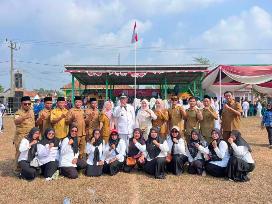 PERANGKAT TIYUH DAYA ASRI MENGIKUTI UPACARA PENGIBARAN BENDERA MERAH PUTIH DALAM RANGKA PERINGATAN HUT 81 NKRI DI LAPANGAN TIYUH MAKARTI