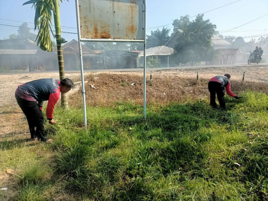 JUMAT BERSIH LINGKUNGAN BALAI TIYUH DAYA ASRI BERSAMA MAHASISWA KKN UNIVERSITAS METRO