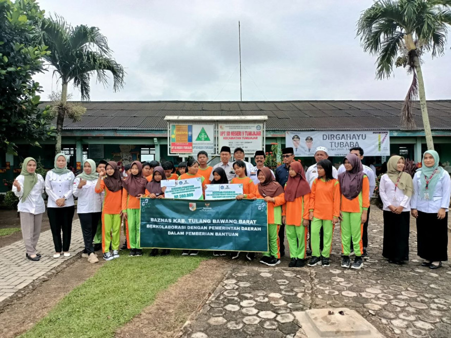PENYALURAN BANTUAN BIAYA PENDIDIKAN DARI BAZNAS KABUPATEN TULANG BAWANG BARAT KEPADA SISWA/SISWI BEPRESTASI DI SDN 9 TUMIJAJAR